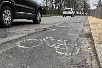 Kommentar zur Fahrrad-Demo in Zwickau: Kleine Gruppe, großes Anliegen - Radwege in Zwickau fristen oft ein Schattendasein.