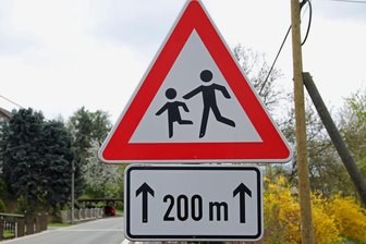 Kommentar zur fehlenden Ortstafel „Blankenhain“ auf dem Lindenberg: Der Wunsch der Anlieger ist berechtigt – es geht um Sicherheit - Eine Notlösung: Da das Ortsschild fehlt, sollen „Achtung Kinder“-Tafeln die Fahrer auf die Siedlung hinweisen.