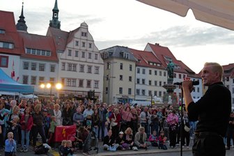 Kommentar zur „Freiberger Nachtschicht“: Lass die Leute reden und hör ihnen nicht zu ... - Alexander Donesch vom Mittelsächsischen Theater gab zum Auftakt der „Freiberger Nachtschicht“ einen Punkrock-Klassiker zum Besten.