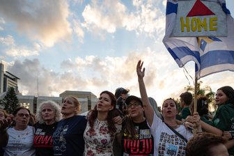 Kommentar zur Gaza-Vereinbarung: Historisch, aber nicht genug - Israelis feiern nach der Bekanntgabe, dass Israel und die Hamas sich auf die erste Phase eines Friedensplans zur Beendigung der Kämpfe geeinigt haben.
