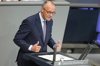 Kommentar zur Generaldebatte im Bundestag: Merz hat eine Lektion gelernt - Generaldebatte statt Generalversammlung: Bundeskanzler Friedrich Merz verteidigt im Bundestag geplante Reformen gegen Kritik. Die UN-Vollversammlung in New York musste ohne ihn auskommen.
