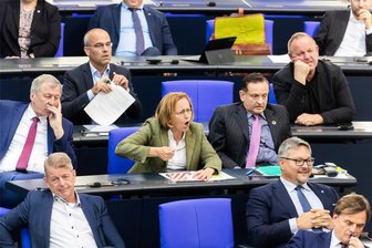 Kommentar zur Gerichtsentscheidung zu Ausschussposten: Warum der Bundestag trotzdem einen anderen Umgang mit der AfD finden muss - AfD-Bundestagsabgeordnete um Vize-Fraktionschefin Beatrix von Storch (Mitte).