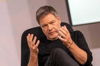 Kommentar zur Grünen-Kritik an Habeck: Der denkbar schlechteste Zeitpunkt - Steht bei der Parteijugend der Grünen wegen seines Zehn-Punkte-Plans zur inneren Sicherheit in der Kritik: Grünen-Kanzlerkandidat Robert Habeck.