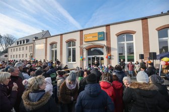 Kommentar zur Halbjahresbilanz des Tante-Enso-Laden in Falkenau: Geht einkaufen! - Mehr als 100 Zuschauer verfolgten Mitte Januar die Eröffnung des Tante-Enso-Ladens in Falkenau.
