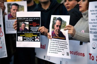 Kommentar zur Hinrichtung von Jamshid Sharmahd: Ein Brüllen aus Schwäche - Menschen protestieren vor dem iranischen Konsulat in Frankfurt am Main gegen die Hinrichtung des deutsch-iranischen Doppelstaatsbürgers Jamshid Sharmahd.
