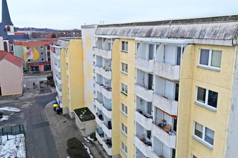 Kommentar zur Insolvenz des Großvermieters in Crimmitschau: Pleite trotz voller Kassen – wie kann das sein? - Nicht wenige DDR-Plattenbauten in der Innenstadt gehören zum insolventen CWG.