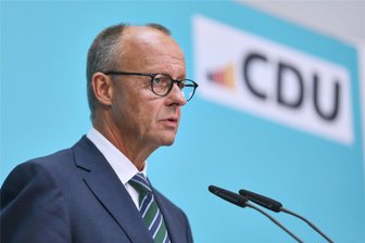 Kommentar zur Kanzlerkandidatur: Bittersüßer Tag für Merz - Pressekonferenz nach CDU-Vorstandssitzung: Parteichef Friedrich Merz spricht auch zur Wahl in Brandenburg.