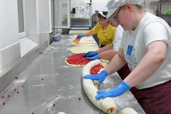 Kommentar zur KI in der Backstube: „Das haben wir schon immer so gemacht“ zählt nicht - In der Bäckerei Möbius wird mit den Händen und mit Computern gearbeitet.