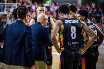 Kommentar zur krachenden Niederlage der Niners Chemnitz: Der Welpenschutz ist abgelaufen - Seine Ansprachen verhallten in der Halle von Manresa: Niners-Trainer Rodrigo Pastore war nach der 59:105-Niederlage komplett bedient.