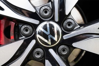 Kommentar zur Krise bei VW: Kaufprämie wird nicht helfen - VW steckt in der Krise. Doch wäre eine neue Kaufprämie eine Möglichkeit, den Konzern wieder in sichere Bahnen zu bringen?