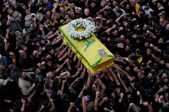 Kommentar zur Lage im Libanon: Das Gleichgewicht der Gewalt wackelt - Hisbollah-Mitglieder tragen den Sarg ihres Kameraden, der am Mittwoch durch die Explosion eines tragbaren Kommunikationgerätes getötet wurde, zu Grabe.