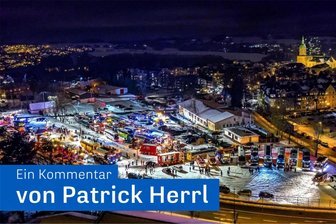 Kommentar zur Lichterfahrt im Erzgebirge: Futter für die Rechten - Erste Lichterfahrt im Erzgebirge: ein Blick aufs Lichtermeer auf dem Annaberger Kätplatz am 3. Advent 2021.