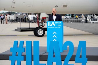 Kommentar zur Luftfahrtmesse Ila: Das schlechte Gewissen fliegt mit - Bundeskanzler Olaf Scholz beim Eröffnungsrundgang auf der Internationalen Luft- und Raumfahrtausstellung (Ila) in Berlin.