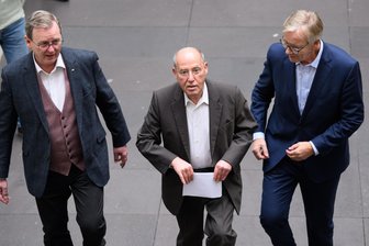 Kommentar zur „Mission Silberlocke“ der Linkspartei: pragmatisch, aber nicht frei von Peinlichkeit - Die Linken-Politiker Bodo Ramelow (l-r), Geschäftsführender Ministerpräsident des Freistaats Thüringen, Gregor Gysi (MdB) und Dietmar Bartsch (MdB) kommen in die Bundespressekonferenz, um sich zum Projekt Silberlocke zu äußern.