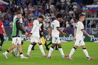 Kommentar zur Niederlage der deutschen Fußballer in der Slowakei: Jetzt holt doch endlich den Klopp! - Die deutschen Nationalspieler schleichen nach der 0:2-Niederlage in der Slowakei vom Platz.