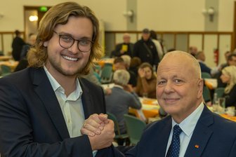 Kommentar zur Nominierung von Robert Hochbaum für den Bundestag: Welche Chance die Vogtland-CDU verpasst hat - Wäre der 22-jährige Lenny Roth der bessere Kandidat für den Bundestag geworden als Robert Hochbaum? Seine Ideen sind jung und modern und würden auch den Bundestag in Berlin erfrischen.