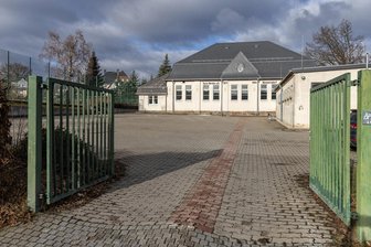 Kommentar zur Notunterkunft im Erzgebirge: Ist der Weg des Landkreises Kalkül? - Seit Februar wohnen ukrainische Kriegsflüchtlinge in der zur Notunterkunft umfunktionierten Turnhalle in Meinersdorf.