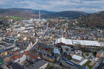 Kommentar zur OB-Wahl in Aue-Bad Schlema: Ein Ergebnis, das fassungslos macht - Blick aus der Luft auf die Stadt Aue-Bad Schlema. Am Sonntag waren die Bürgerinnen und Bürger aufgerufen, einen neuen Oberbürgermeister zu wählen.