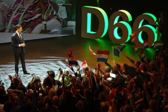 Kommentar zur Parlamentswahl in den Niederlanden: Von den Niederlanden lernen - Rob Jetten (links), Vorsitzender der Mitte-links-Partei D66, geht als Sieger aus der Parlamentswahl in den Niederlanden hervor.