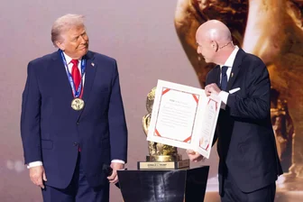 Kommentar zur Politisierung der Fußball-WM: Es wird schlimm – und das ist auch gut so - An Bilder wie diese können wir uns schon einmal gewöhnen. US-Präsident Donald Trump bekam im Dezember einen eigens für ihn ausgedachten Friedenspreis der Fifa von deren Präsident Gianni Infantino überreicht.