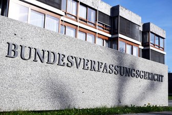 Kommentar zur Reform zum Schutz des Bundesverfassungsgerichts: Besserer Schutz der eigenen Kontrolleure - Das Bundesverfassungsgericht in Karlsruhe: Der Bundestag hat das höchste Organ der Rechtssprechung in Deutschland vor der Einflussnahme durch die Politik stärker geschützt.