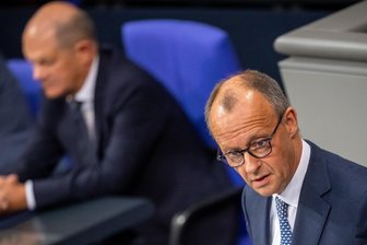 Kommentar zur Regierungserklärung von Olaf Scholz: Ideen auf den Tisch! - Nach der Regierungserklärung von Kanzler Olaf Scholz (links) rechnet Unionsfraktionschef Friedrich Merz mit der zerbrochenen Ampelregierung ab.