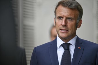 Kommentar zur Regierungskrise in Frankreich: Macron scheitert an sich selbst - Frankreich steht in der Regierungskrise vor einer Entscheidung: Auf Präsident Emmanuel Macron kommt ein Misstrauensantrag zu.