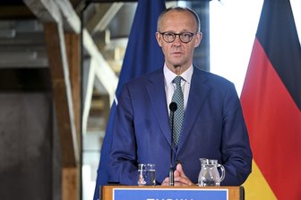 Kommentar zur Reichweiten-Äußerung von Friedrich Merz: Der Klartext-Kanzler - Bundeskanzler Friedrich Merz (CDU) spricht auf einer gemeinsamen Pressekonferenz mit dem finnischen Ministerpräsidenten Orpo in Turku.