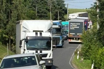 Kommentar zur Reinsberg-Dittmannsdorfer Bürgerinitiative: Gegen den Stau auf der A 4 sind Taten gefragt - Bei Stau auf der Autobahn 4 weichen viele Kraftfahrer auf die Staatsstraße 195 aus.