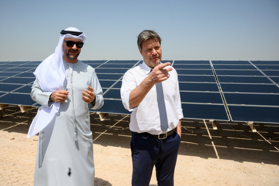 Robert Habeck, Bundesminister für Wirtschaft und Klimaschutz, und Mohamed Jameel Al Ramahi, CEO der Abu Dhabi Future Energy Company, besuchen eine großflächige Solaranlage in der Nähe vom nachhaltigen Städtebauprojekt Masdar City.