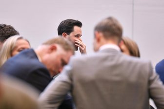 Kommentar zur Rentenrebellion: Warum der Fraktionscorpsgeist aus der Mode kommt - Unionsfraktionssitzung: Junge-Union-Chef Johannes Winkel (hinten  Mitte)  und andere Rentenrebellen aus der Jungen Gruppe.
