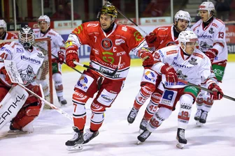 Kommentar zur Rückkehr von Eispiraten-Kapitän Tobias Lindberg: Beim Comeback gibt es keinen Grund zur Eile - Tobias Lindberg (mit dem Goldhelm) trainiert wieder auf dem Eis. Wann gibt der Schwede sein Comeback?