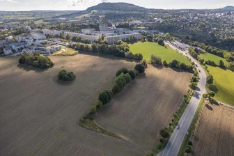 Kommentar zur Solarpark-Debatte im Erzgebirge: Der falsche Weg - Nahe der B 95 zwischen Wiesa und Annaberg-Buchholz soll ein Solarpark entstehen.