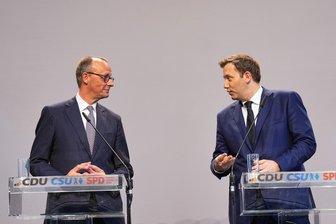 Kommentar zur Sozialpolitik: Druck allein reicht nicht - Bundeskanzler Friedrich Merz (CDU, links) und Finanzminister Lars Klingbeil (SPD) werden sich in der Sozialpolitik noch in verschiednen Fragen einigen müssen.