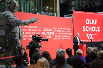 Kommentar zur SPD-“Wahlsiegkonferenz: Was Scholz noch fehlt - Bundeskanzler Olaf Scholz spricht bei der sogenannten „ Wahlsiegkonferenz“ zu den Delegierten der SPD. Links neben seinem Rednerpult die Skulptur von SPD-Legende Willy Brandt.