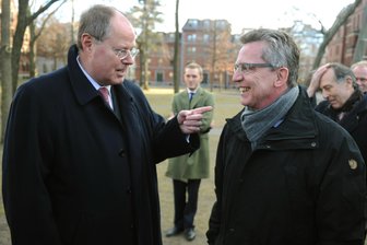 Kommentar zur Staatsreform: Bitte ohne Kettensäge! - Die ehemaligen Bundesminister Thomas de Maiziere (CDU, rechts) und Peer Steinbrück (SPD, links), hier bei einem Beusch in den USA, schlagen eine rasche Reform von Verwaltung und Staat in Deutschland vor.