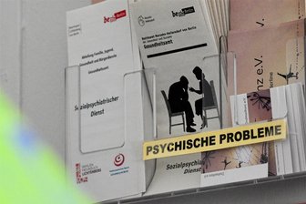 Kommentar zur Suizidprävention: Verschweigen ist Sackgasse - In den Räumen vom Berliner Krisendienst in Lichtenberg, einer Anlaufstelle für Menschen in schwierigen Lebenssituationen, sind zahlreiche Flyer mit Informationen, z.B. zu psychischen Problemen zu finden. Um Selbsttötungen stärker vorzubeugen, sollen Anlaufstellen und Beratung ausgebaut werden. Darauf zielt eine Präventionsstrategie, die Bundesgesundheitsminister Lauterbach.