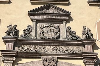 Kommentar zur Transparenz bei der kommunalen Haushaltsplanung - Eingangsportal am Zschopauer Rathaus.