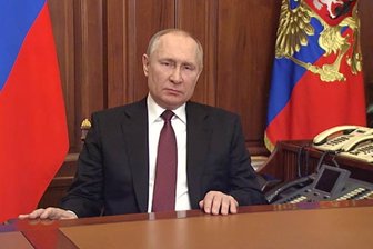 Dieses von der russischen Staatsagentur Tass verbreitete Bild, das aus einem Video gemacht wurde, zeigt den russischen Präsident Wladimir Putin bei einer TV-Ansprache zur Ankündigung einer militärischen Sonderoperation im Donbass.