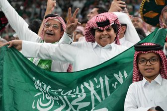 Kommentar zur Vergabe der Fußball-WM an Saudi-Arabien: In der Wüste liegt das Geld - Saudische Fußballfans können sich freuen. 2034 richtet Saudi-Arabien die Weltmeisterschaft aus.