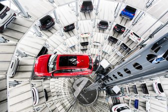 Kommentar zur Volkswagen-Krise: Warum die Worte von Konzernchef Blume in Zwickau wie Hohn klingen - Autos stehen zur Auslieferung in einem Turm der Autostadt am VW-Stammwerk. Der Volkswagen-Konzern hat über aktuelle Geschäftszahlen informiert.
