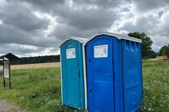 Kommentar: Zwei Miet-WC für die Lkw-Fahrer auf der B 174 – echt jetzt? - Zwei mobile Toiletten wurden am Rastplatz der Freundschaft aufgestellt, um Verschmutzungen zu vermeiden.