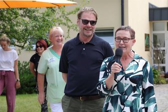 Kommissar aus dem Erzgebirgskrimi übernimmt Patenschaft: Darum unterstützt Kai Scheve das Hospiz - Schauspieler Kai Scheve mit Hospiz-Leiterin Simone Kaufmann.