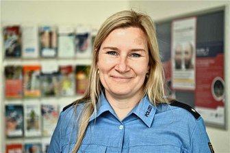 Kommissarin zwischen „Tatort“ und Wirklichkeit - Polizeikommissarin Katja Henkel steht im Besucherraum des Polizeireviers Mittweida, wo im Hintergrund einige Fahndungsplakate hängen. Sie ist die Neue in der Riege der Bürgerpolizisten.