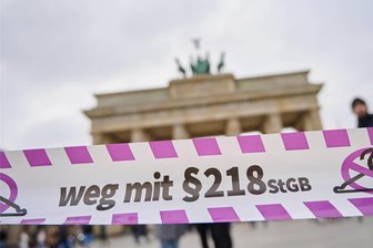 Kommission: Abtreibung sollte raus aus dem Strafrecht - Protest gegen den Strafrechtsparagrafen 218 vor dem Brandenburger Tor in Berlin.