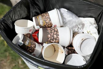 Kommt auch in Westsachsen eine Steuer auf Pappbecher? - 50 Cent mehr kostet ein solcher „Kaffee für unterwegs“ in Tübingen.