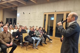 Kommt christliche Oberschule nach Ellefeld? „Das ist eine heiße Spur, die wir auch verfolgen“ - Schulleiter Markus Kugler stellt Eltern das Konzept der freien Oberschule vor. Ellefelds Bürgermeister Jörg Kerber (vorn links) will prüfen, ob Ellefeld als Schulstandort taugt.