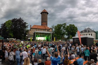 Kommt das MDR-Jump-Osterfeuer nach Auerbach? Stadt und Sender nennen neue Details - Dass man mit dem MDR in Auerbach an der Schlossarena feiern kann, bewiesen der Sender und die Stadt schon 2019, als die MDR-Jump Sommer-Arena dort stattfand.