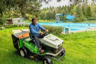 Kommt das Oben-ohne-Baden in den Freibädern in und um Auerbach in Mode? - Schwimmmeister Ralf Voigtländer macht das Rebesgrüner Waldbad fit für die neue Saison.