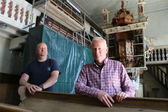 Kommt das Putzritzbild jemals ins Erzgebirge zurück? Klösterlein-Verein: Wir machen weiter! - Matthias Baumgarten (l.) und Uwe Baumgarten engagieren sich im Verein für das Klösterlein Aue-Zelle. Dort laufen Restaurierungsarbeiten.